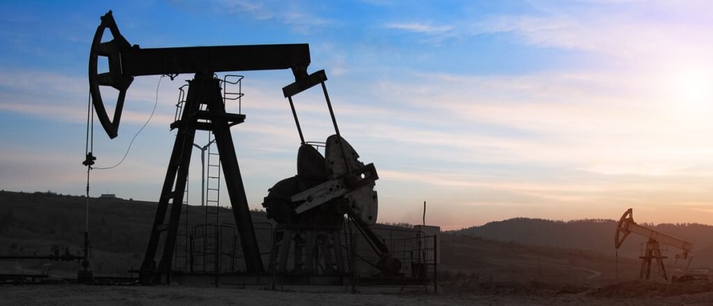 Oil pump jack at sunset with a rising financial chart overlay, representing U.S. oil and gas investment returns for accredited investors